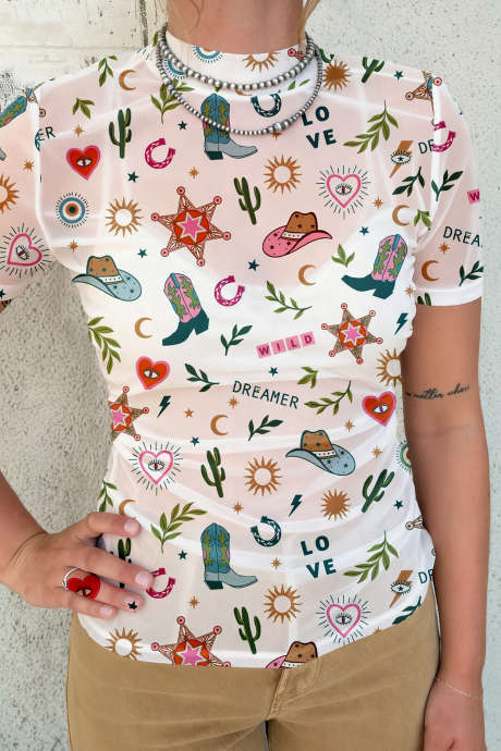 Bela - Prozoren mrežasti top z zahodnjaškim potiskom LOVE WILD DREAMER