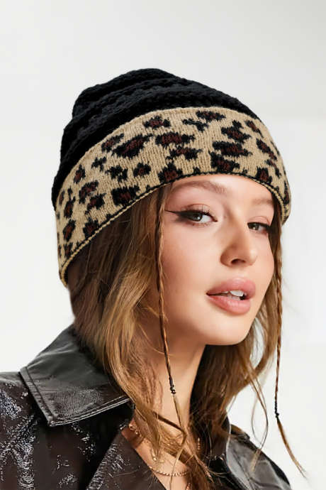 Czapka z dzianiny wełnianej z kontrastowym rondem w kolorze czarnym z motywem lamparta