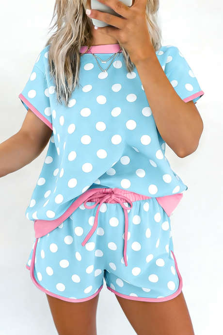 Taivaansiniset pilkulliset kontrastiraidat rentoilla shortseilla