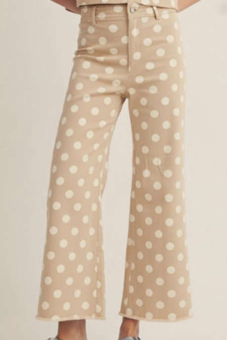 Kavbojke kaki barve s pikami in visokim pasom, široke in z raztrganim robom