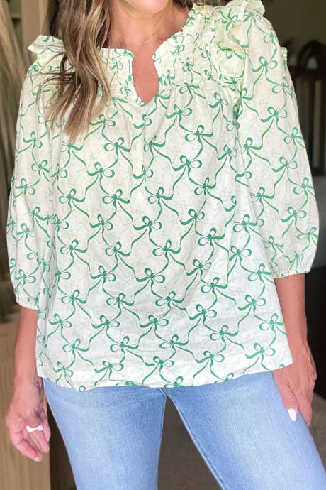 Grüne Bluse mit Schleifenmuster, Rüschenbesatz, V-Ausschnitt und 3/4-Ärmeln, V-Ausschnitt.