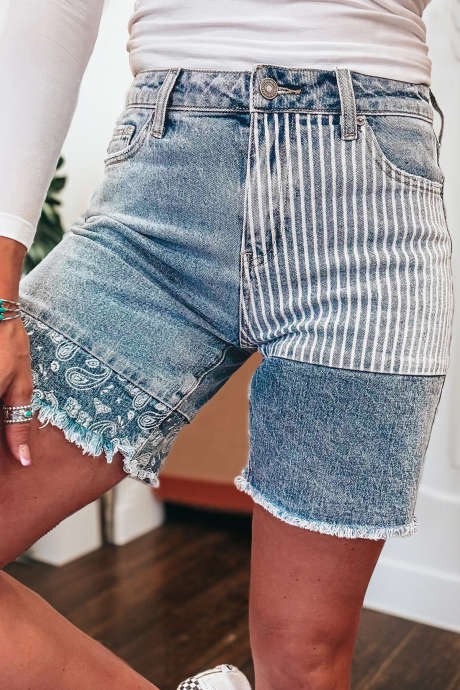Himmelblå stripete paisley-mønstrede lappeteppe-denimshorts med rå fald