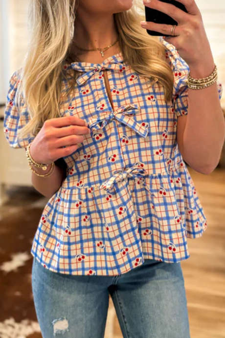 Hellblaue Babydoll-Bluse mit Karomuster, Kirschprint, Schleifendetail und Puffärmeln