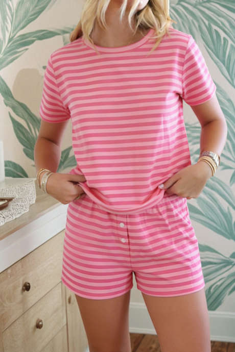 Tričko s růžovými pruhy a kulatým výstřihem, kraťasy s knoflíky, 2 ks