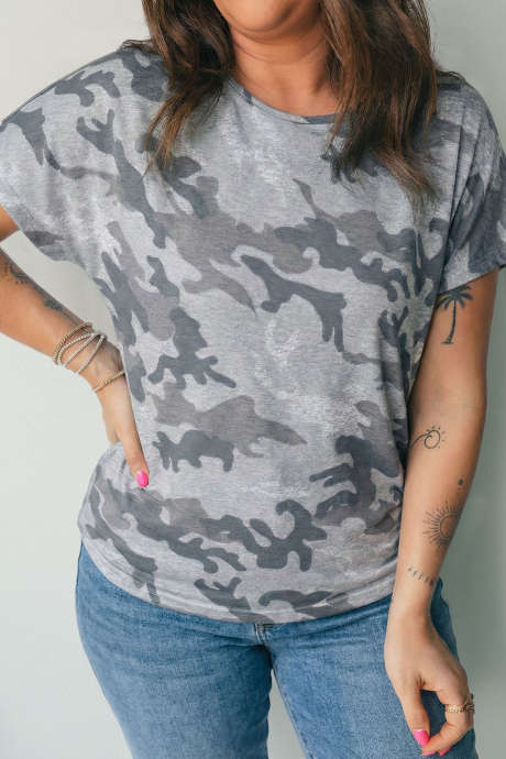 Harmaa plus-kokoinen naamiointikuvioinen rento T-paita