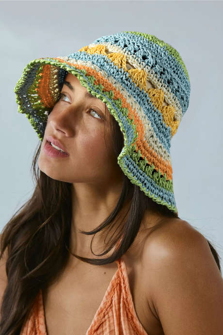 Kapelusz rybaka ze słomy tkanej z białego papirusu