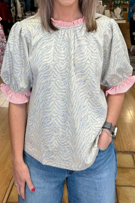 Šedá halenka s krátkým rukávem, zebřím potiskem a kontrastním pruhovaným lemem