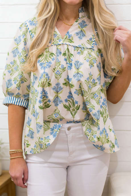 Nebesky modrá květinová halenka s pruhovaným lemem a krátkým rukávem