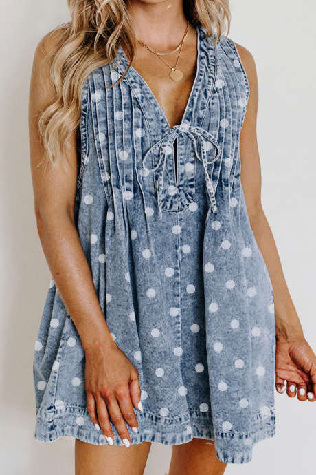 Nebesky modrý puntíkovaný vzor s kravatou, výstřihem do V, skládaný volný džínový overal