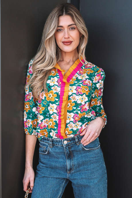 Bluzka z falbanką w kontrastowym kolorze z kwiatowym nadrukiem i dekoltem w serek, z rękawami 3/4