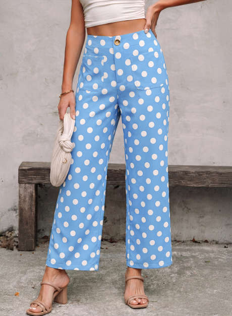 Taivaansiniset pilkulliset taskulliset väljät housut