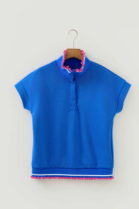 Nebesno moder pleten top s kratkimi rokavi, nabranimi obrobami in gumbi