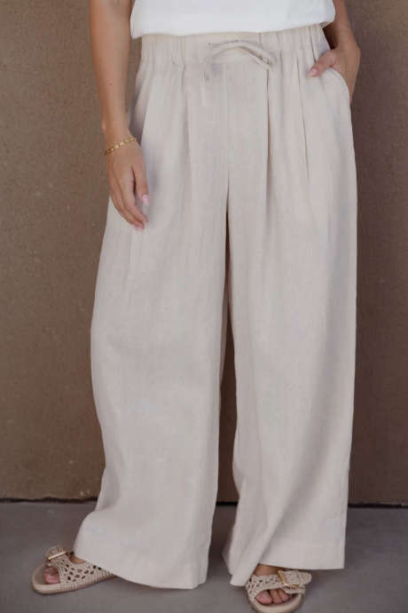 Bílé kalhoty se stahovací šňůrkou a elastickým pasem s plisovanými širokými nohavicemi