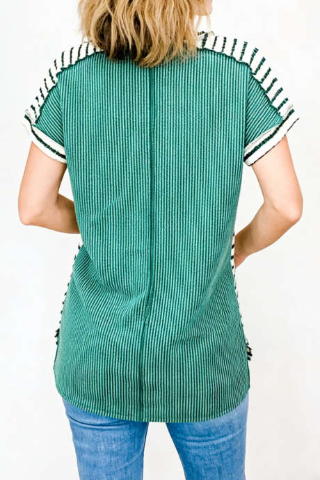 Zelené pruhované tričko s kontrastním žebrováním a bočním rozparkem, odhalenými švy