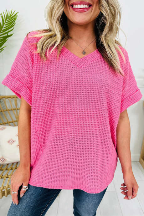 Różowo-truskawkowy dzianinowy top z dekoltem w serek i krótkim rękawem