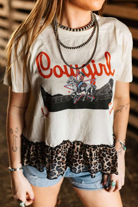 Bela majica z retro potiskom COWGIRL in leopardjim vzorcem ter nabranimi robovi