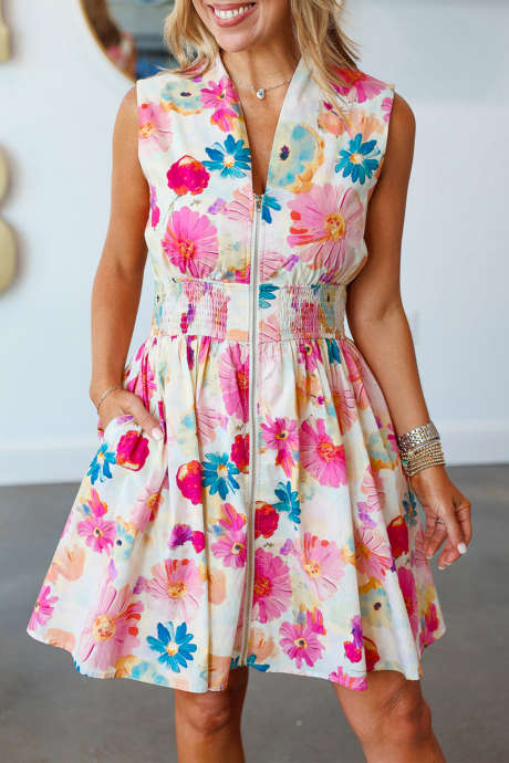 Rosa, søt blomsterprint, V-hals, glidelås, smoked midje, utsvingt minikjole