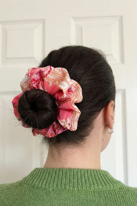 Jagodno roza barvita gumica za lase z vzorcem