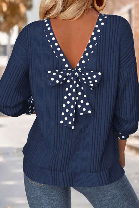 Schmutzigblaues, gepunktetes Oberteil mit V-Ausschnitt, Schleife und strukturierter Rippstrickstruktur