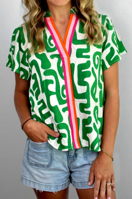 Zelena abstraktna bluza s črtastimi obrobami in V-izrezom s kratkimi rokavi