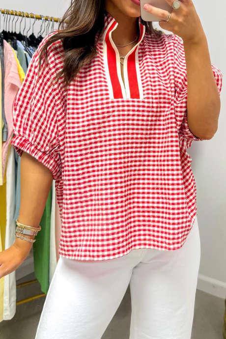 Rød gingham-bluse med korte ermer, fargeblokkdetaljer og splittet hals