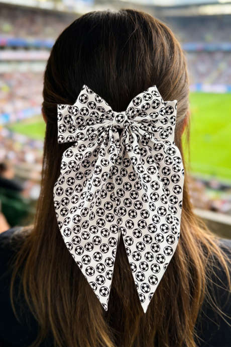 Pince à cheveux avec nœud papillon en ruban blanc sur fond de motif football BH043699-P1