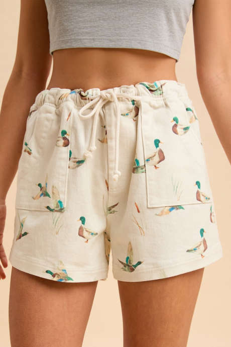 Bež kratke hlače z vzorcem race divjakinje in zategljivo vrvico, sproščen kroj - PREDNAROČILO, DOSEGLJIVO DO APRIL