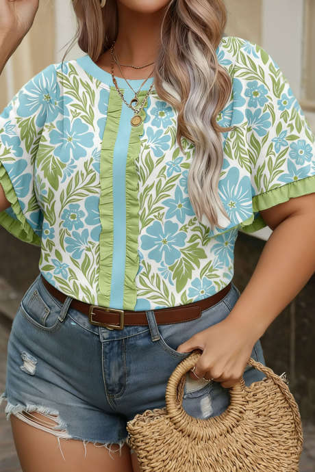 Taivaansininen plus-kokoinen kukkakuvioinen röyhelöinen väriblokkien reunustama lyhythihainen pusero