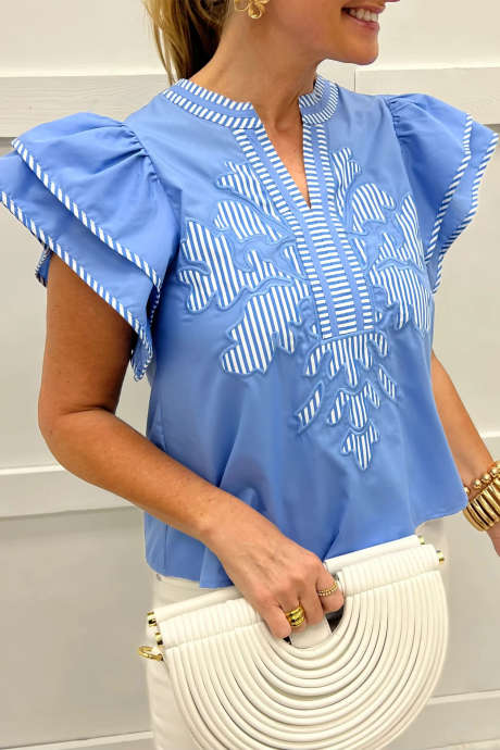 Taivaansininen raidallinen reunus, kirjailtu paikka, liehuvat hihat