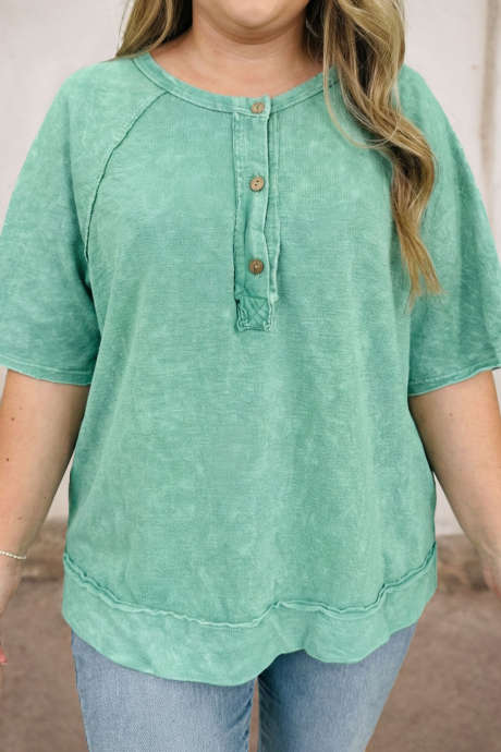 Mint zelena majica Henley z detajli iz mineralnega pranja in surovim robom za večje velikosti