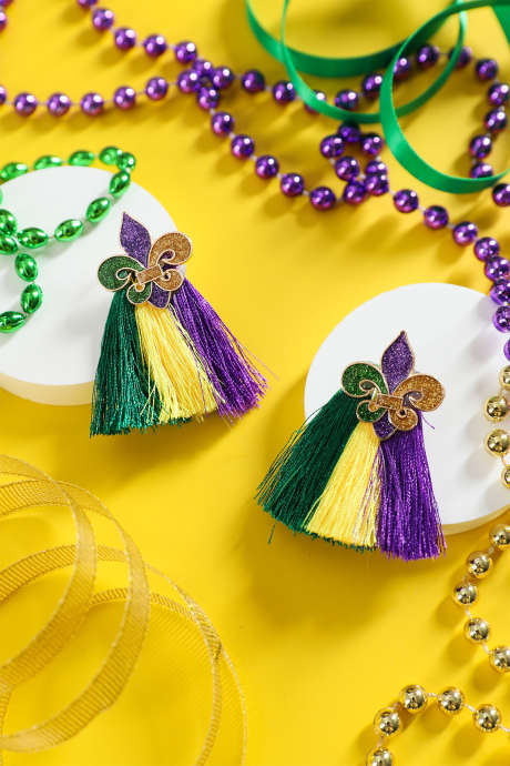 Boucles d'oreilles Fleur De Lis à pompon tricolore Mardi Gras doré BH014817-P12