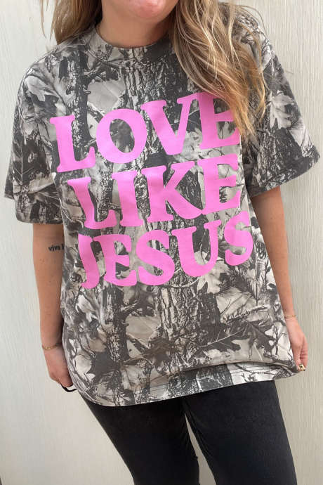 Grå skogskamuflasje med LOVE LIKE JESUS-logo i store størrelser