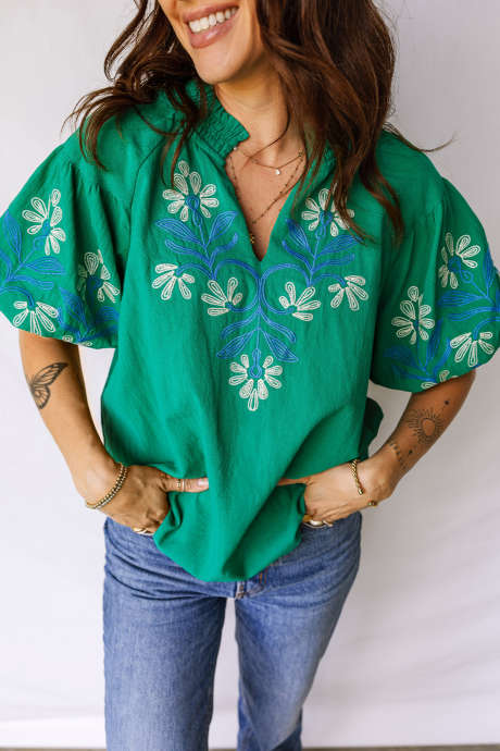 明るいグリーンの花の刺繍入りパフ半袖ブラウス