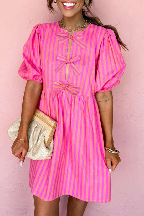 Krátké mini šaty s růžovým pruhovaným potiskem a mašlí