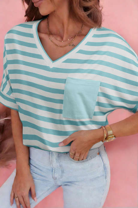 Taivaansininen raidallinen V-aukkoinen taskullinen rento T-paita