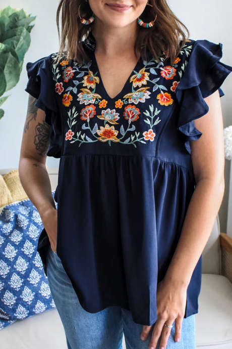 Likainen sininen V-aukkoinen röyhelöhihainen kukkakirjailtu babydoll-pusero