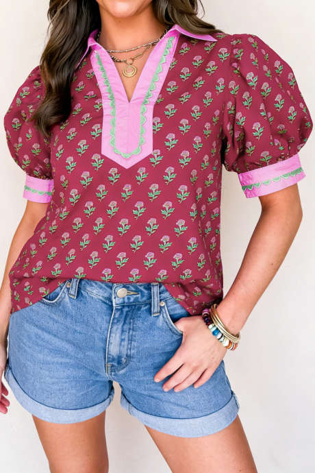 Rdeča kontrastna ovratnica z V-izrezom in kratkimi napihnjenimi rokavi z rožnatim vzorcem