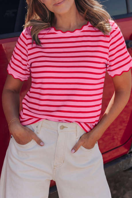 Rosa stripete T-skjorte med rund hals og kamskjellkant