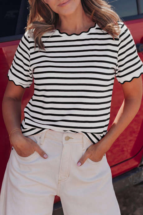 Musta raidallinen simpukkareunustettu pyöreäkauluksinen T-paita