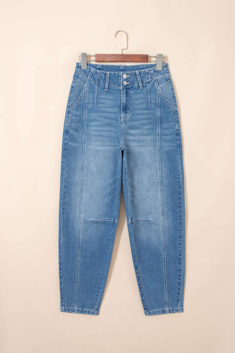 Celana Jeans Model Barrel Warna Biru Langit dengan Pencucian Sedang dan Bagian Bawah yang Dilipat