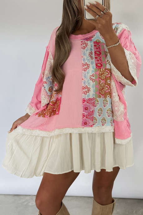 Roza boho obleka z mešanim cvetličnim vzorcem in barvnimi bloki iz patchworka z nabranimi robovi