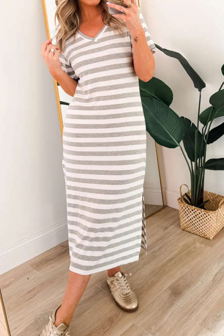 Harmaaraitainen mekko, jonka oletetaan olevan yksinkertainen