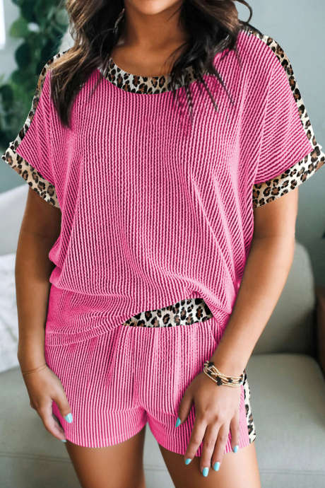 Shortssett med rosa leoparddetaljer og vridde ribbestrikk