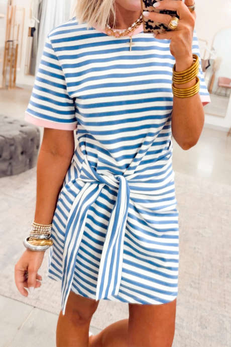 Mini obleka s kratkimi rokavi in ​​okroglim izrezom v nebesno modri barvi z navtično kravato in kontrastnim robom