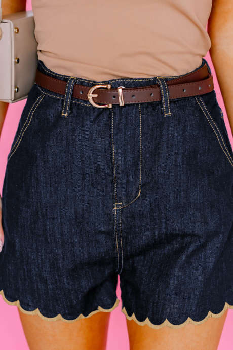 Tummansiniset kirjailtuja simpukkareunaisia ​​rentoja farkkushortseja