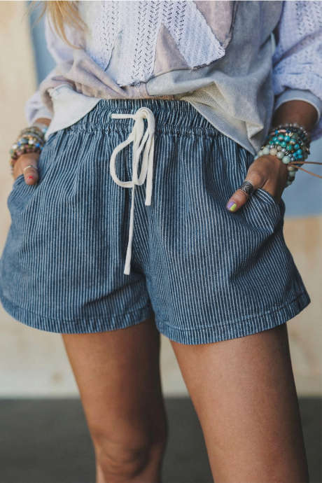 Modre črtaste kratke hlače z elastičnim pasom in zategljivo vrvico