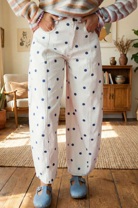 Blå prikkete jeans med sømdetaljer