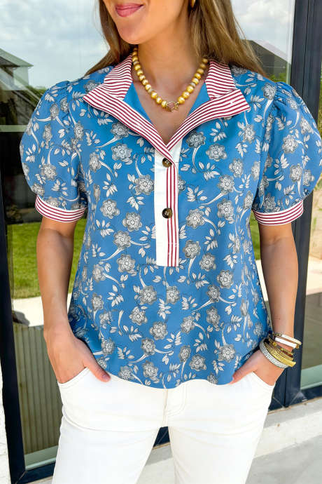 Sininen retrokukkakuvioinen raidallinen nappikauluksinen lyhythihainen pusero