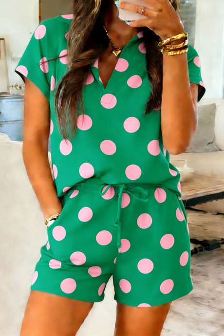 Komplet kratkih majic z zelenim pikčastim potiskom in V-izrezom