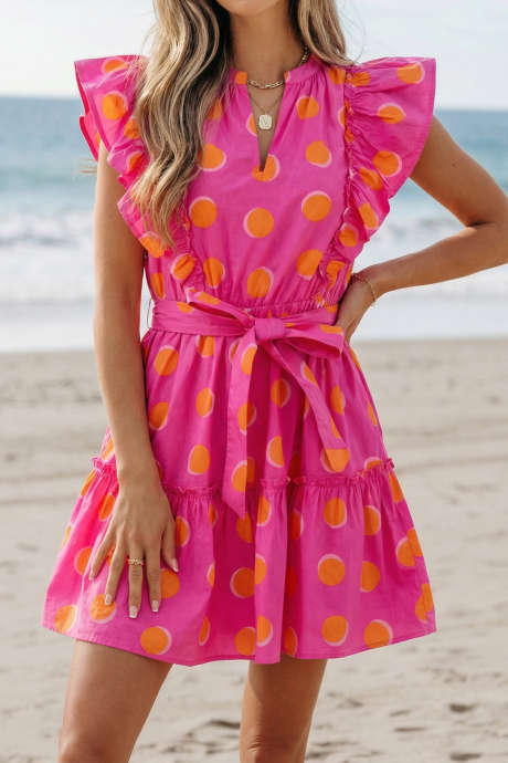 Roza obleka s kratkimi rokavi in ​​dvojnimi pikicami, nabranimi V-izrezom